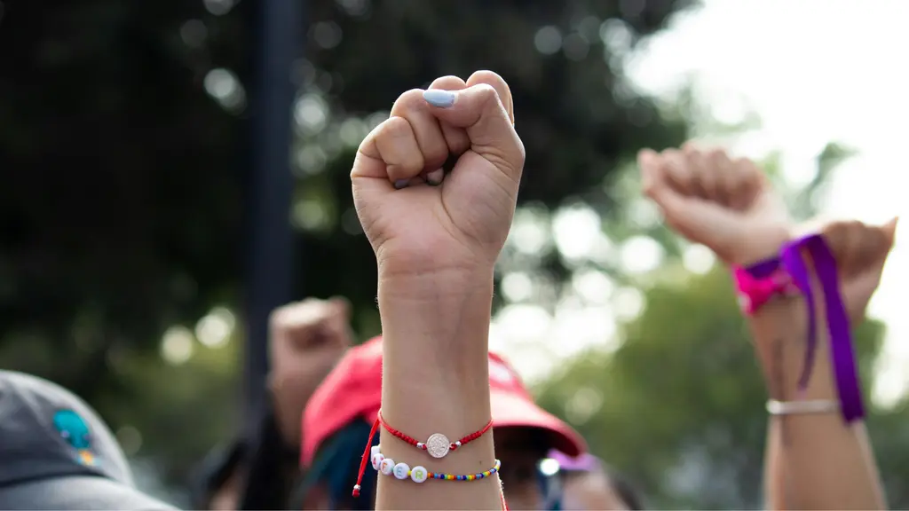 手を握りしめた掌、ブレスレットを身に着けた手首。