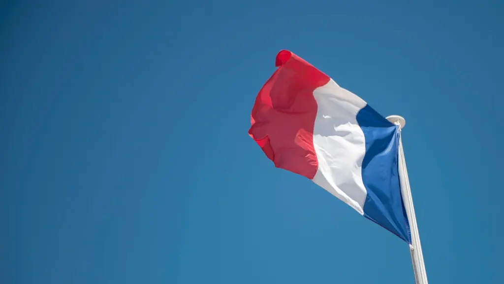 青い空の背景にフランス国旗が翻っている。赤、白、青の3色が目立っている。